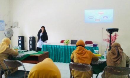 Guru Bahasa Indonesia MTsN 10 Sleman Paparkan Kiat Menulis Esai