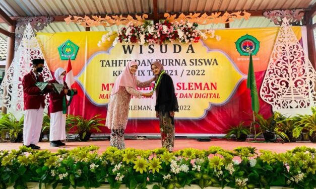 Nuansa Adat Jawa Semarakkan Wisuda  Purna Siswa MTsN 10 Sleman