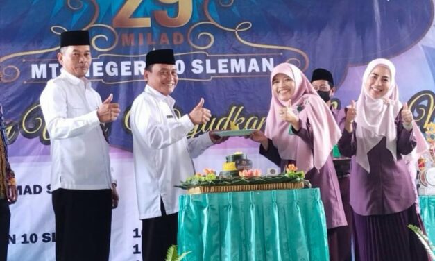 Kakanwil Kemenag DIY Lakukan Pemotongan Tumpeng Puncak  Milad MTs N 10 Sleman