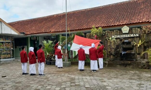 Bersatu Bangun Bangsa , MTsN 10 Sleman Laksanakan Upacara Sumpah Pemuda