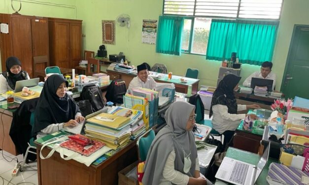 Ikuti Sosialisasi dan Bimtek Nasional Implementasi Kurikulum Merdeka Belajar, Guru MTsN 10 Sleman Terima Sertifikat