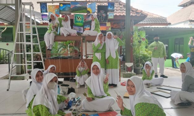 Jelang  Pameran Seni Kelas 9, MTsN 10 Sleman Lakukan Persiapan