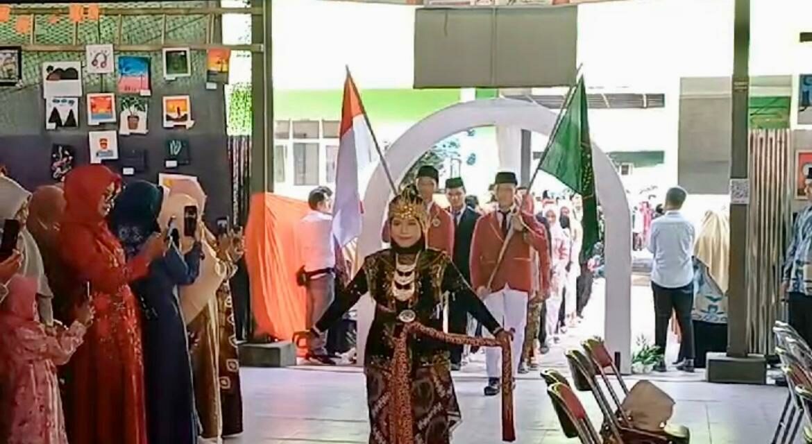 Nuansa Adat  Jawa Warnai Wisuda Purna Siswa MTsN 10 Sleman