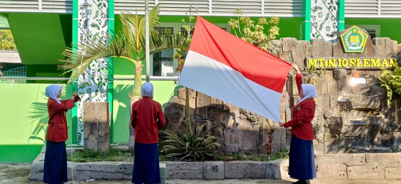 Perkuat Pilar NKRI, MTsN 10 Sleman Laksanakan Upacara HUT ke-79 Kemerdekaan RI