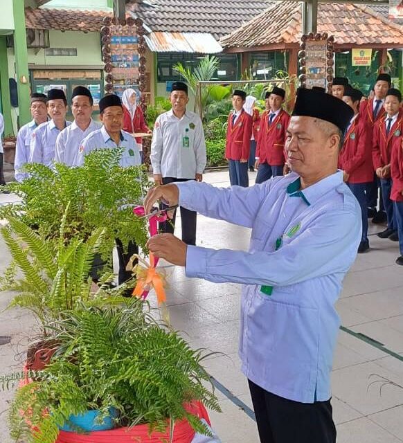 Pengguntingan Pita Tandai Pembukaan P5RA Tema Wirausaha dan Budaya Nusantara MTsN 10 Sleman