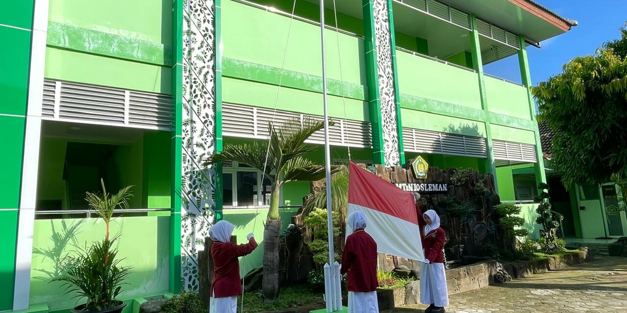 MTsN 10 Sleman  Laksanakan Upacara Peringatan Hari Pendidikan Nasional 2025