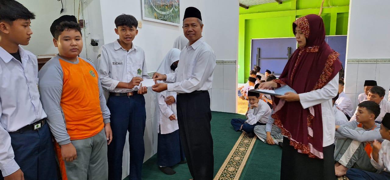 Tebar Peduli,  MTsN 10 Sleman Salurkan Santunan untuk Yatim Piatu
