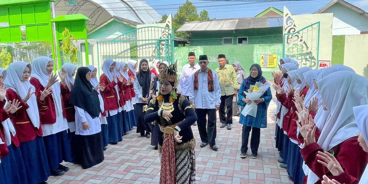 Asesor Akreditasi Perpustakaan MTsN 10 Sleman Disambut Meriah dengan Tarian dan Batik