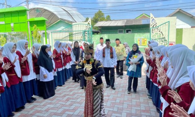 Asesor Akreditasi Perpustakaan MTsN 10 Sleman Disambut Meriah dengan Tarian dan Batik