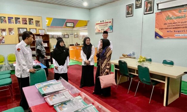 Manfaatkan Produk Daur Ulang, Perpustakaan MTsN 10 Sleman Tuai Pujian Saat Visitasi Akreditasi