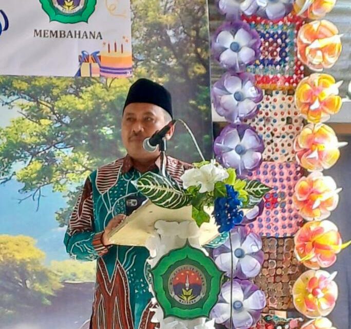 Potong Tumpeng Puncak Milad ke-32 MTsN 10 Sleman, Kakanmenag Ungkap   Harapan untuk Siswa dan Alumni Madrasah