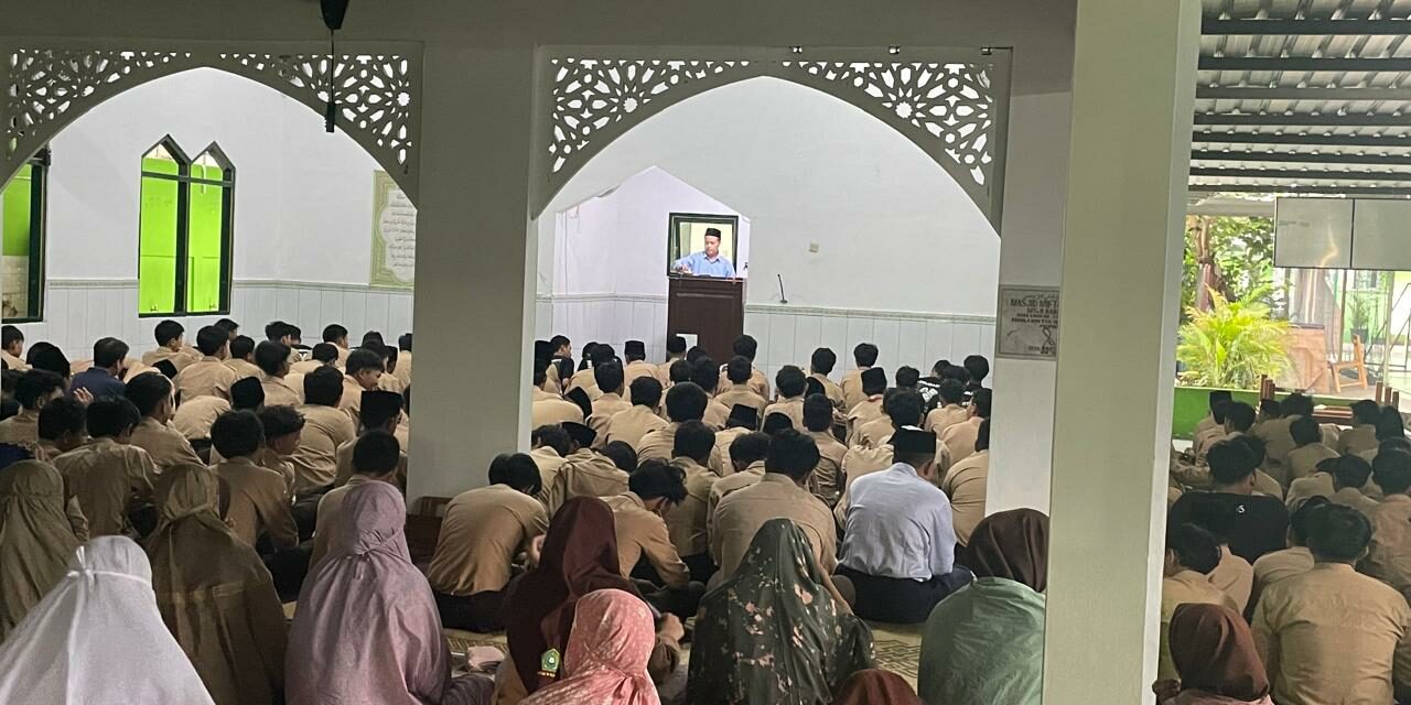Khutbah Jumat MTsN 10 Sleman: Meraih Ketenangan Hati dengan Sifat Qonaah