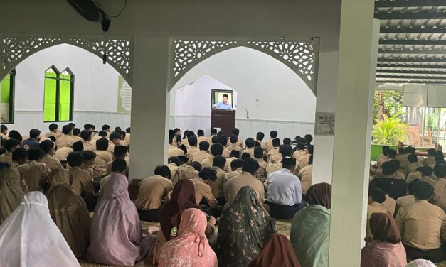 Khutbah Jumat MTsN 10 Sleman: Meraih Ketenangan Hati dengan Sifat Qonaah