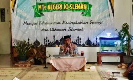 Perkokoh Silaturahmi, Keluarga Besar MTsN 10 Sleman Laksanakan Pengajian Rutin