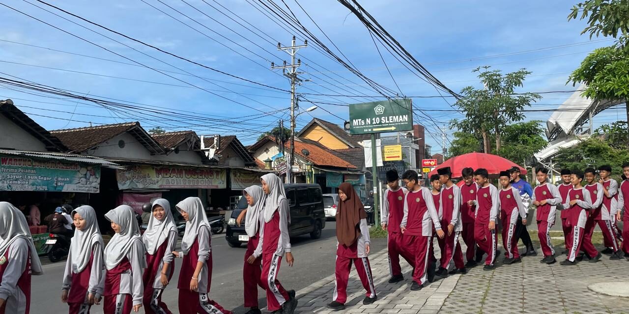Tidak Hanya Senam, MTsN 10 Sleman Juga Rutin Adakan Jalan Sehat