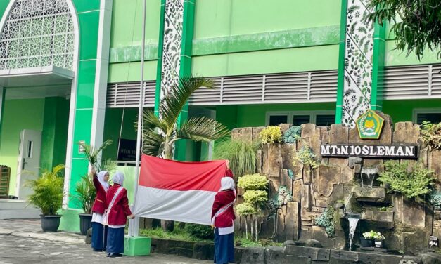 MTsN 10 Sleman Gelar Upacara Hari Pahlawan 2025, Kepala Madrasah Sampaikan Teladan Pahlawan