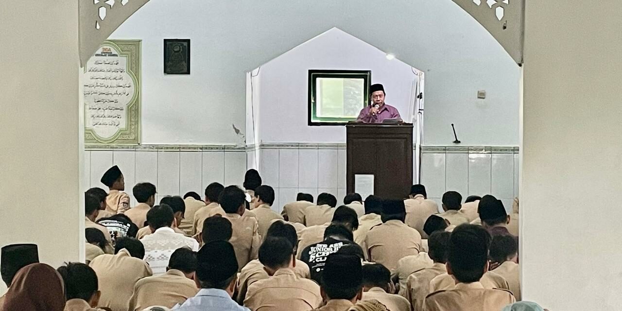 Salat Jumat MTsN 10 Sleman:  Khatib Ajak Teladani    Akhlak Rasulullah