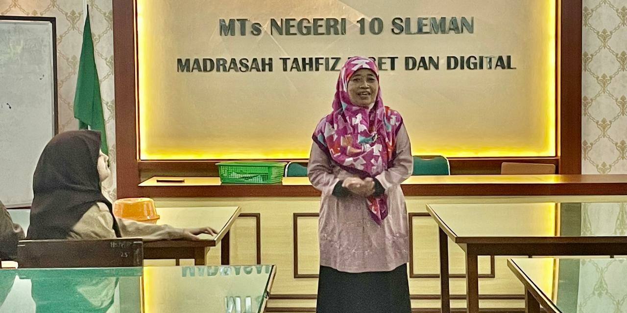 Program Keputrian MTsN 10 Sleman Ingatkan Disiplin Salat