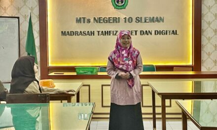 Program Keputrian MTsN 10 Sleman Ingatkan Disiplin Salat