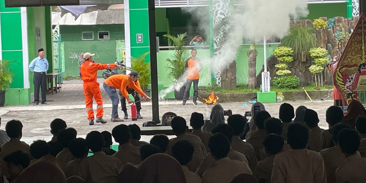 Gandeng Tim SAR  DIY, MTsN 10 Sleman Sosialisasikan Mitigasi Bencana