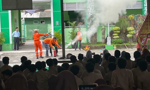 Gandeng Tim SAR  DIY, MTsN 10 Sleman Sosialisasikan Mitigasi Bencana