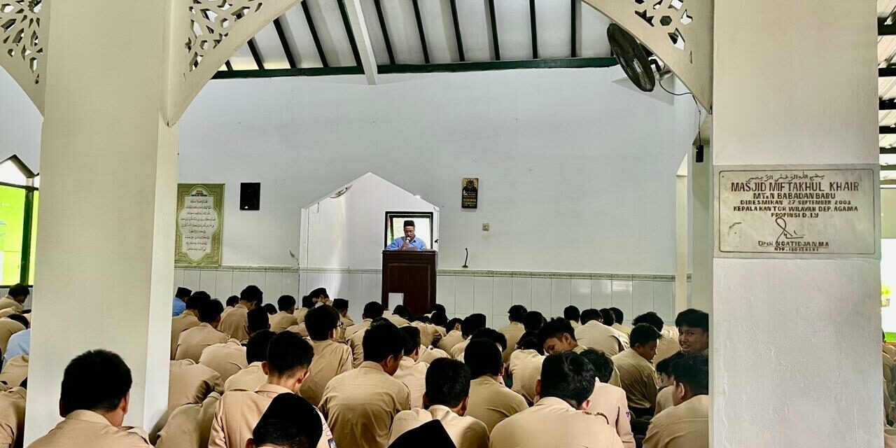 Khutbah Jumat MTsN 10 Sleman Soroti Bahaya Takabur dan Sombong