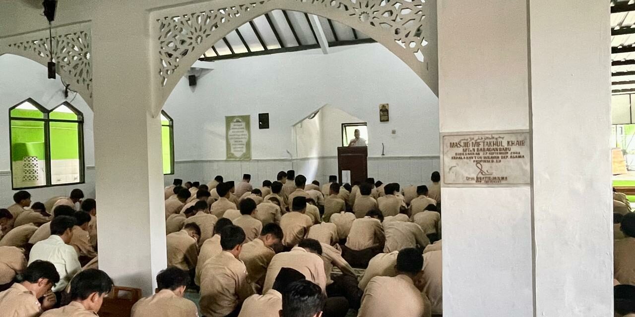 Salat Jumat MTsN 10 Sleman: Khatib  Ajak Jamaah  Optimis dan Sabar Hadapi Ujian Hidup