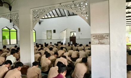 Salat Jumat MTsN 10 Sleman: Khatib  Ajak Jamaah  Optimis dan Sabar Hadapi Ujian Hidup