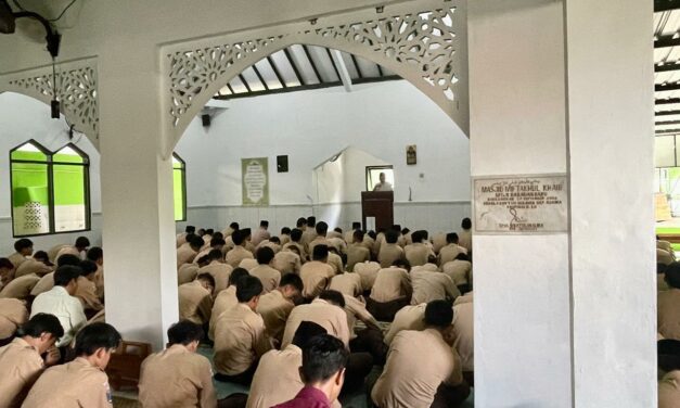 Salat Jumat MTsN 10 Sleman: Khatib  Ajak Jamaah  Optimis dan Sabar Hadapi Ujian Hidup