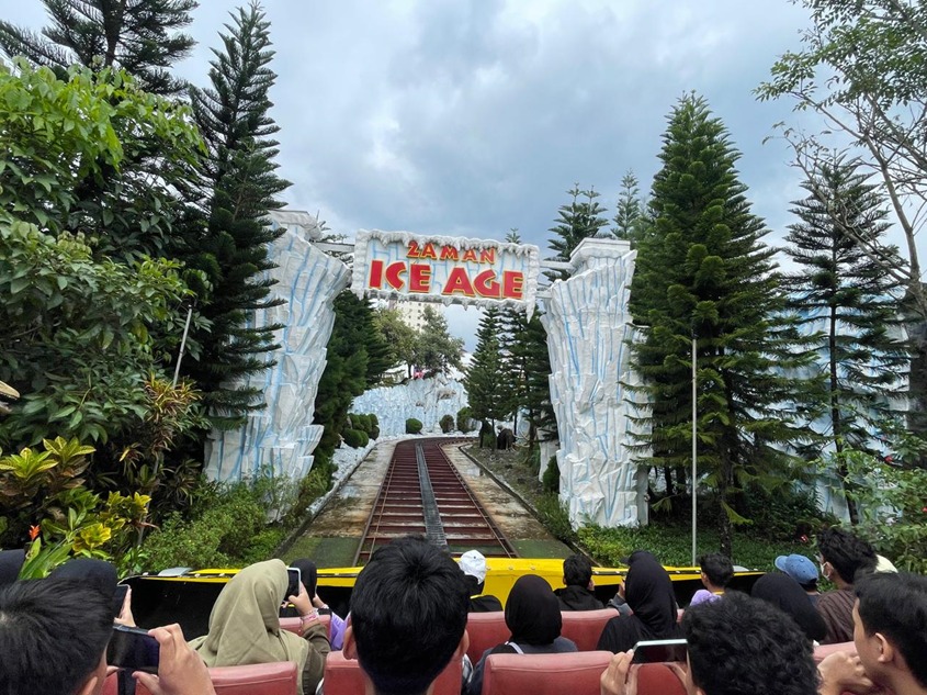 Jatim Park 3: Petualangan MTsN 10 Sleman Lintasi Lima Masa Dinosaurus