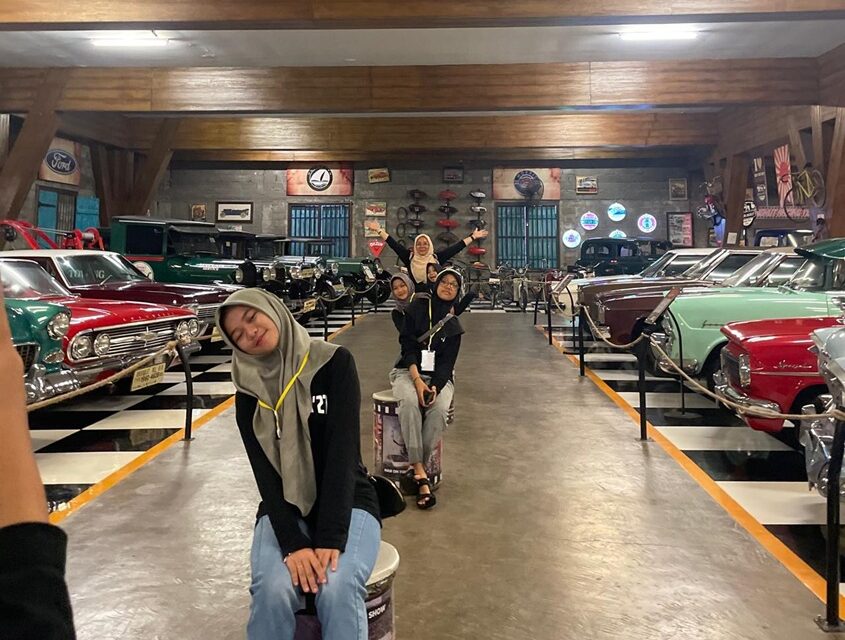 Akhir  Petualangan di Kota Batu: MTsN 10 Sleman Terpukau Koleksi Museum Angkut dan Parade Broadway Gangster Town