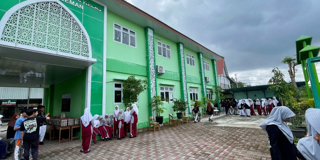 Unik, Lomba Suap Krupuk Warnai Classmeeting MTsN 10 Sleman