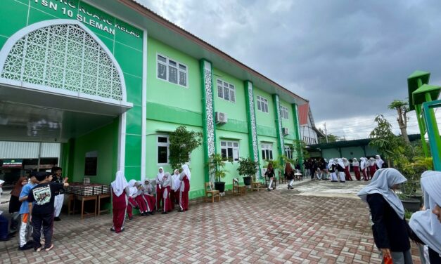 Unik, Lomba Suap Krupuk Warnai Classmeeting MTsN 10 Sleman