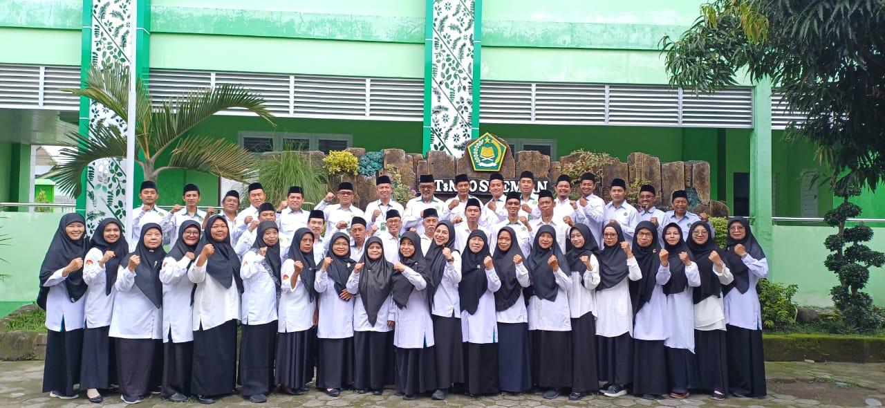 Upacara Puncak Peringatan  HAB ke-80 Kemenag RI MTsN 10 Sleman : Umat Rukun dan Sinergi, Indonesia Damai dan Maju