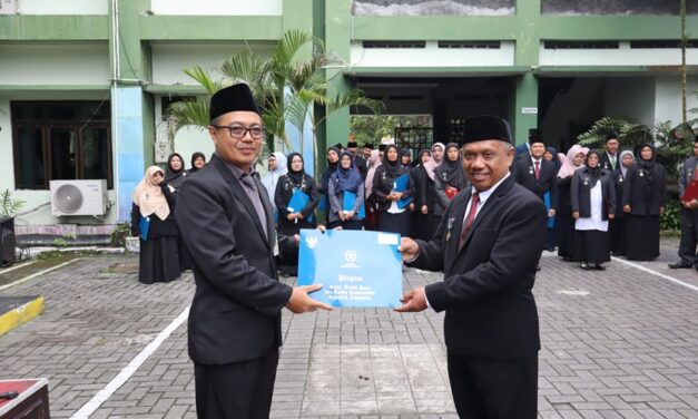 Tiga Dekade Mengabdi, Aris Sunandar Guru MTsN 10 Sleman Terima Satyalancana Karya Satya XXX Tahun