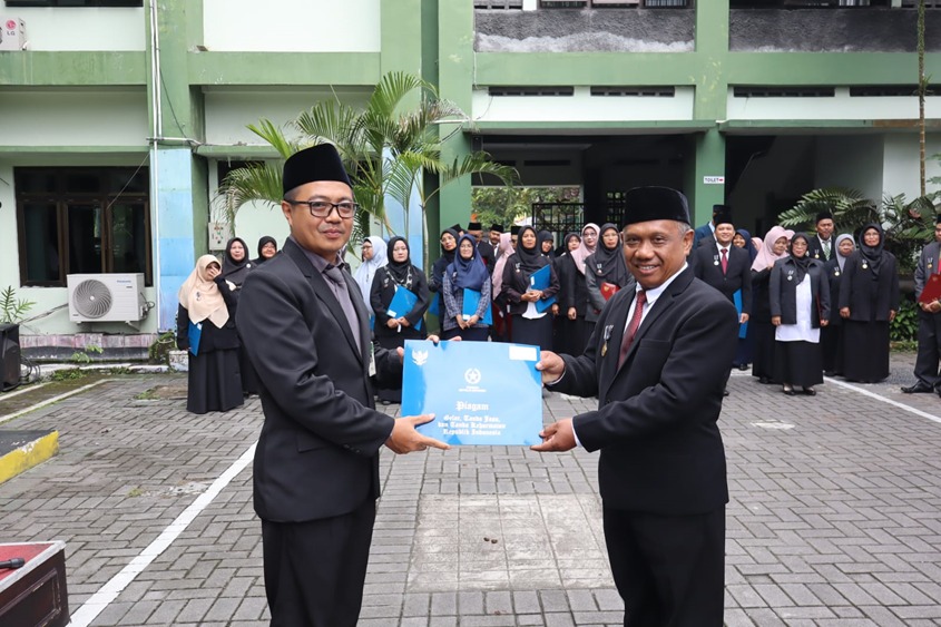 Tiga Dekade Mengabdi, Aris Sunandar Guru MTsN 10 Sleman Terima Satyalancana Karya Satya XXX Tahun