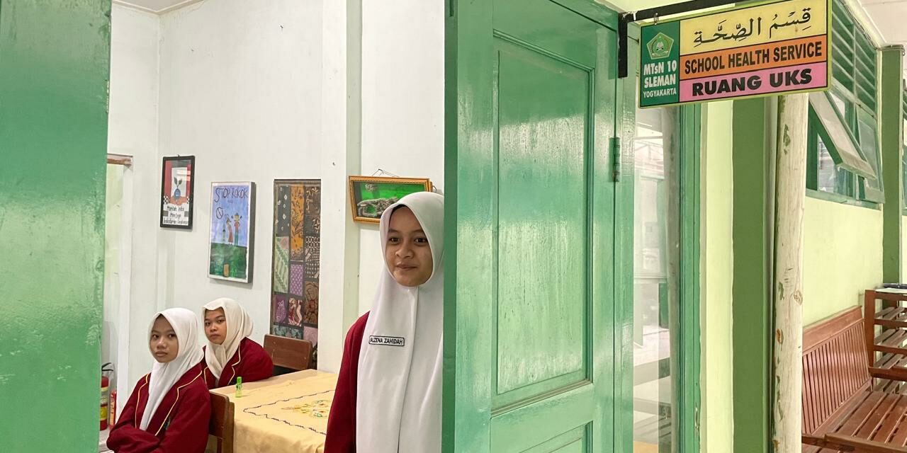 Peserta Apel Sakit, PMR MTsN 10 Sleman Sigap Lakukan Pertolongan Pertama