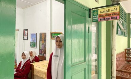 Peserta Apel Sakit, PMR MTsN 10 Sleman Sigap Lakukan Pertolongan Pertama