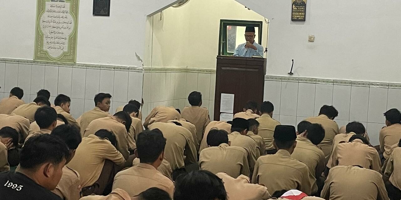 Khutbah  Salat Jumat di MTsN 10 Sleman: Tingkatkan Derajat dengan Ilmu dan Iman