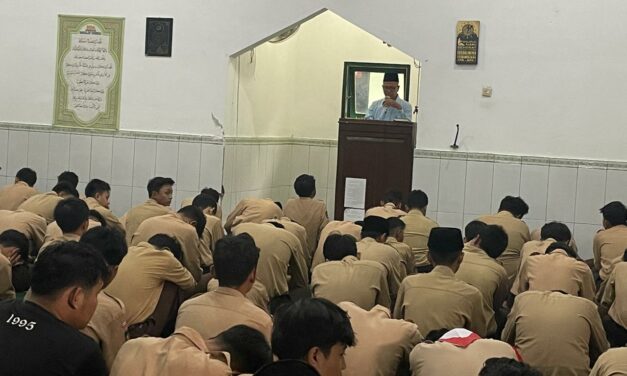 Khutbah  Salat Jumat di MTsN 10 Sleman: Tingkatkan Derajat dengan Ilmu dan Iman