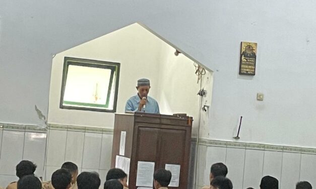 Khutbah  Salat Jumat MTsN 10 Sleman  Usung Tema   Tebar Salam dan Jabat Tangan bagian dari Adab