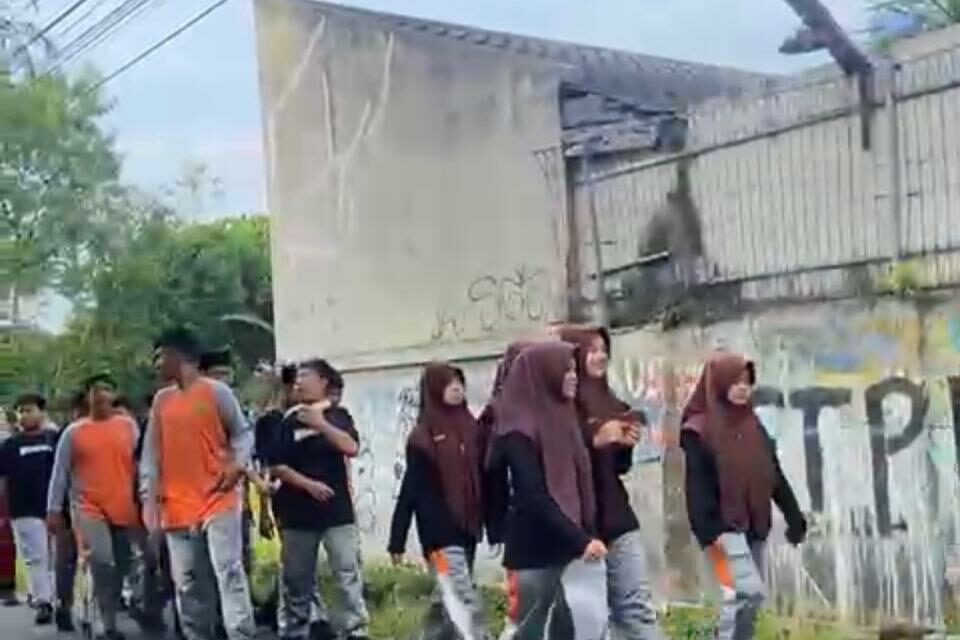 Jumat Pagi, MTs N 10 Sleman Mengadakan Jalan Sehat