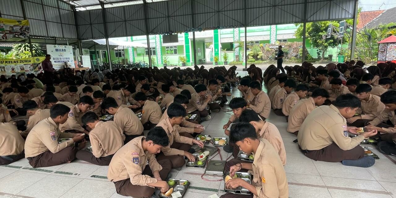 MBG MTsN 10 Sleman: Siswa Makan Bersama di Dome