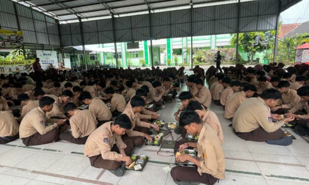 MBG MTsN 10 Sleman: Siswa Makan Bersama di Dome