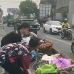 Roda Gerobak Pria Paruh Baya Patah, Siswa MTsN 10 Sleman Sigap Membantu