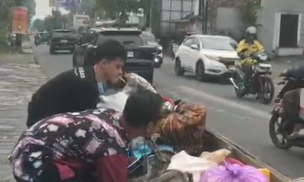 Roda Gerobak Pria Paruh Baya Patah, Siswa MTsN 10 Sleman Sigap Membantu