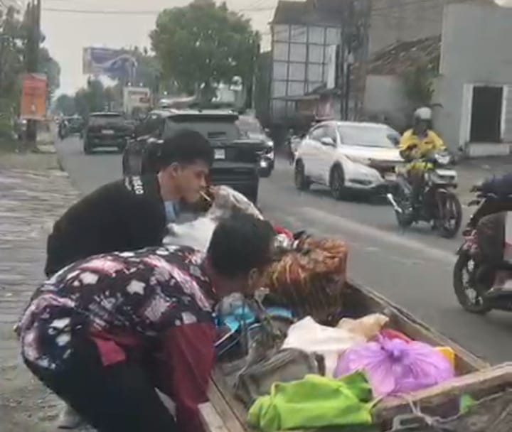 Roda Gerobak Pria Paruh Baya Patah, Siswa MTsN 10 Sleman Sigap Membantu