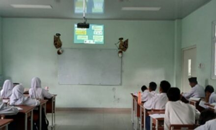 Guru Patungan Beli LCD, Pembelajaran Kelas 8A  MTsN 10 Sleman Kian Interaktif   