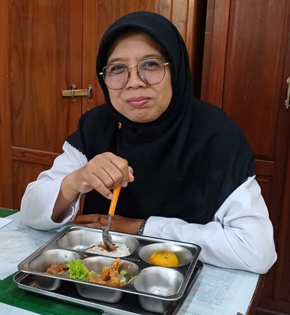 Senyum Guru MTsN 10 Sleman Sambut Distribusi  Perdana Makan Bergizi Gratis (MBG) bagi Guru dan Tendik