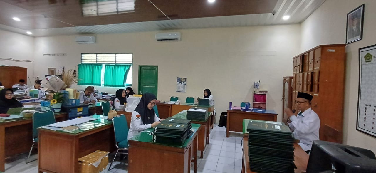 Perkuat Branding Madrasah, Guru dan Tendik MTsN 10 Sleman Giat Menulis